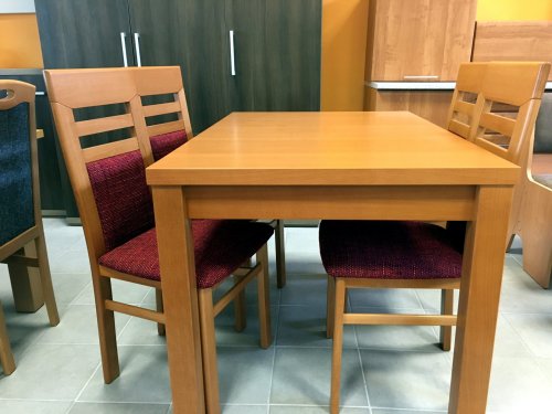 Jídelní stoly a židle